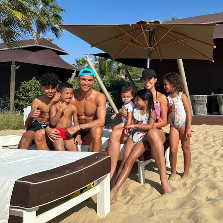 Cristiano Ronaldo y Georgina Rodríguez con sus hijos: Cristiano Junior, Alana Martina, Eva, Mateo y Bella Esmeralda, en las playas de Dubái.