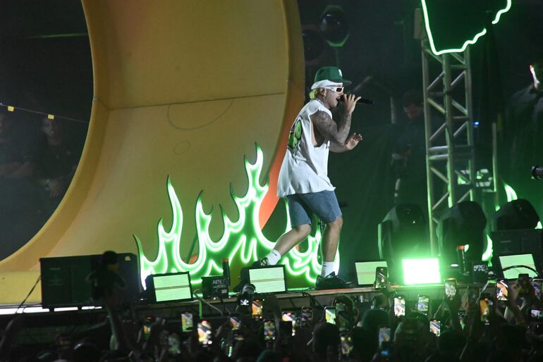 El colombiano Feid durante su concurrido show en el festival Asunciónico, en el Parque Olímpico.