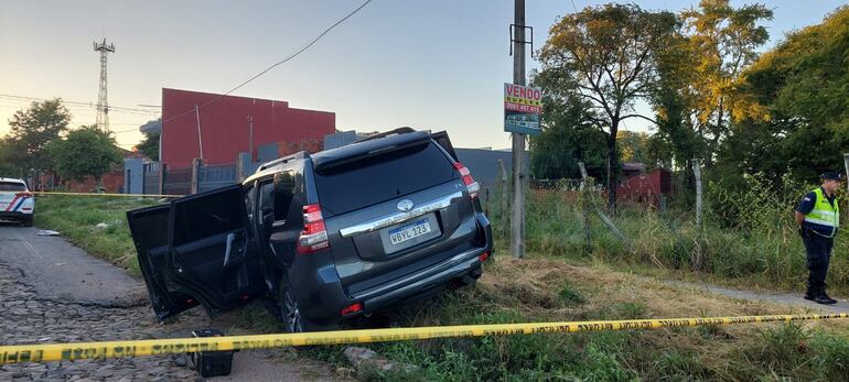 Un empresario inmobiliario fue interceptado esta mañana por cuatro delincuentes que lo tomaron de rehén. En esta camioneta lo trasladaron hasta que fueron interceptados por agentes policiales tras una persecución.