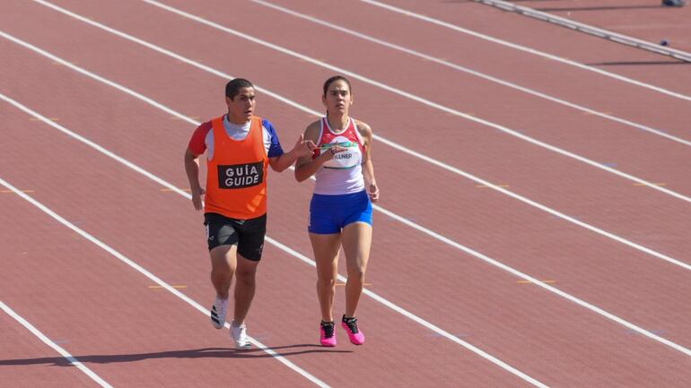 Mellisa Tillner (23 años) junto a su atleta guía Victor Duarte Adorno (29) registraron su mejor tiempo en la prueba de los 400 metros planos en el Estadio Nacional.