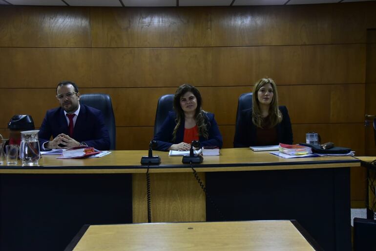 El Tribunal de Sentencia, presidido por Olga Ruíz (medio) e integrado por Inés Galarza (derecha) y Federico Rojas (izquierda).