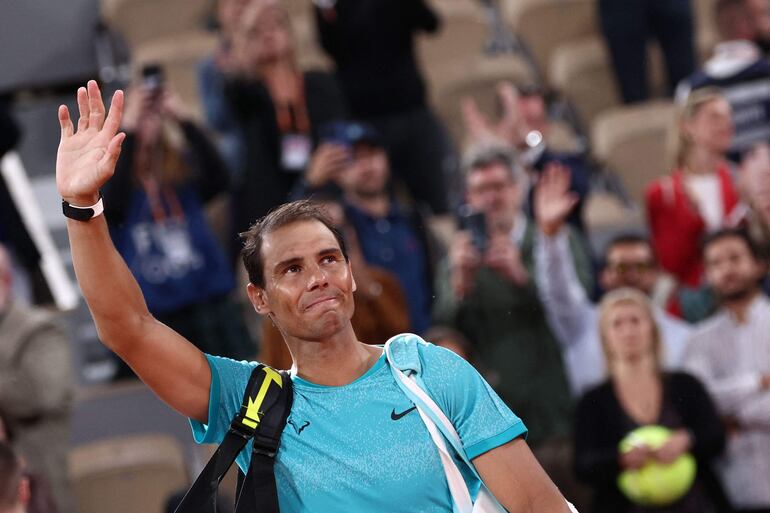 El español Rafael Nadal durante el partido contra el alemán Alexander Zverev por la primera ronda del Roland Garros, en París, Francia.  