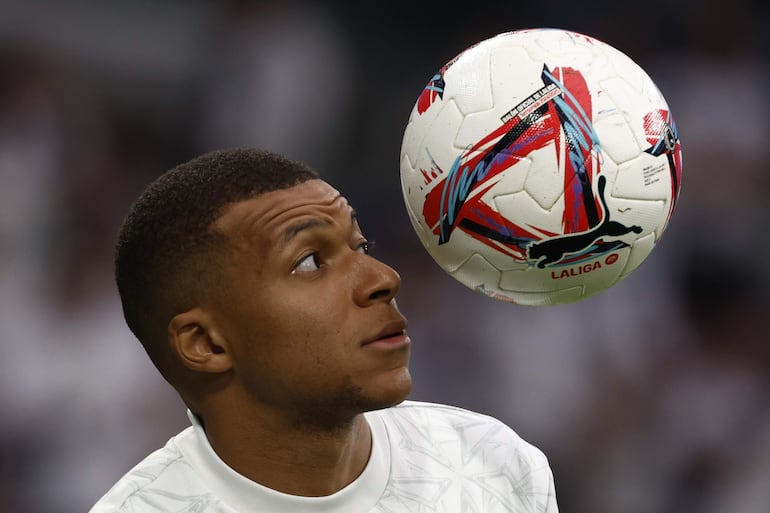 -FOTODELDIA- MADRID,09/11/2024.-MADRID, 09/11/2024.-El delantero francés del Real Madrid Kylian Mbappé, calienta antes del partido de la jornada 13 de LaLiga contra Osasuna, este sábado en el estadio Santiago Bernabéu en Madrid.-EFE/ Daniel González
