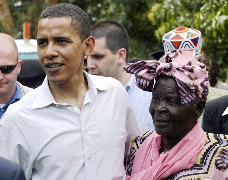 Foto de archivo que muestra a Barack Obama y su abuelastra, “Mama Sarah”.