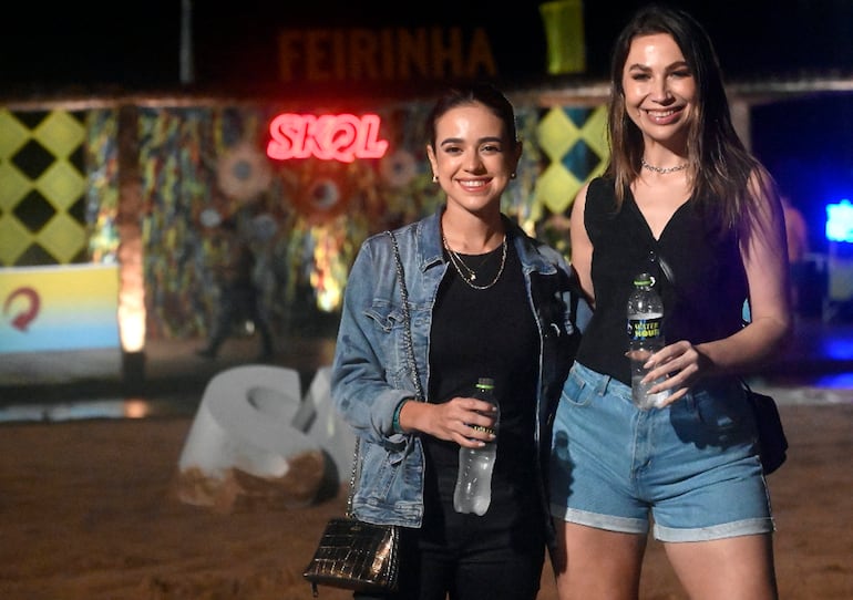 Leticia García y Sole Rossner en la parada Skol, donde se realizó el “Water Hour”, en el Puerto de Asunción.