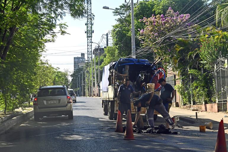 Funcionarios de la Essap trabajan sobre la avenida Santísima Trinidad, en Asunción, el lunes.