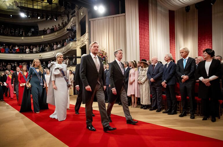 Las princesas Alexia, Catharina-Amalia, la reina Máxima y el rey Guillermo Alejandro llegando al Teatro Real para la celebración del Prinsjesdag en La Haya, Países Bajos. (EFE/EPA/SEM VAN DER WAL)
