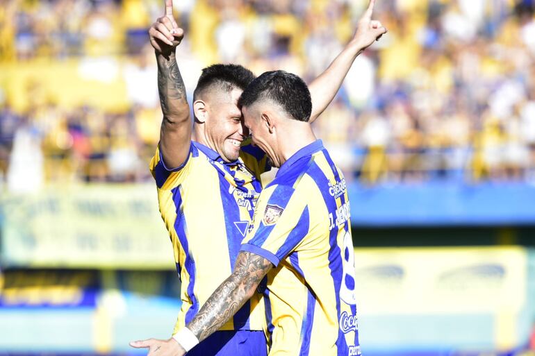 Alex Álvarez y Jorge Mendoza, celebrando un gol para el Sportivo Luqueño ante el 2 de Mayo.