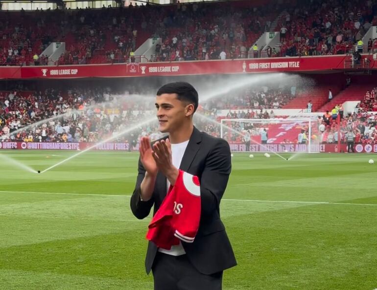 La presentación del futbolista paraguayo Ramón Sosa ante los hinchas del Nottingham Forest.