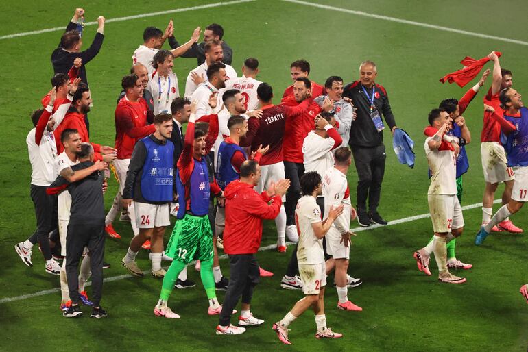La selección de Turquía celebra tras ganar el partido de fútbol de octavos de final de la UEFA EURO 2024 entre Austria y Turquía, en Leipzig, Alemania, el 2 de julio de 2024.