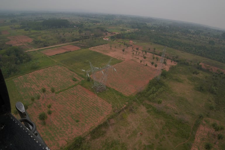 Imágenes del sobrevuelo de la ANDE sobre la LT 500 KV de Margen Derecha de Itaipú a Villa Hayes.