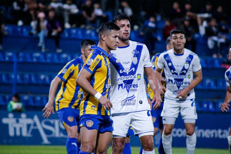 Rodi Ferreira, jugador del Sportivo Luqueño, defiende un balón detenido en el partido frente a Sportivo Ameliano por la novena fecha del torneo Clausura 2024 del fútbol paraguayo en el estadio Luis Alfonso Giagni, en Villa Elisa.