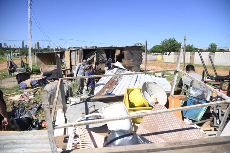 Derriban precarias casas de los ocupantes en uno de los lotes de la Costanera que va a ser subastado.