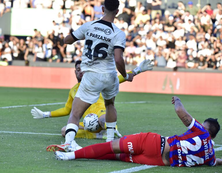 Definición de Kevin Parzajuk, jugador de Olimpia, ante Cerro Porteño,