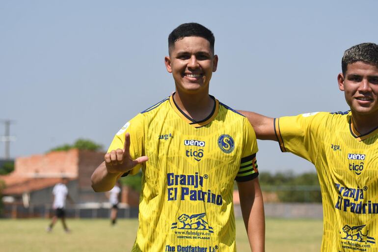 Víctor Ortellado festeja el tanto que le dio el triunfo a Sport Colonial, en el barrio Santa Ana.