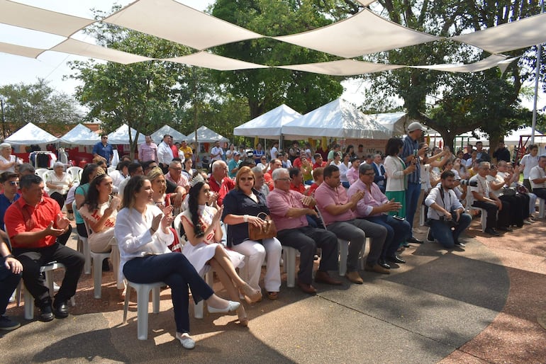 La multitud que participó ayer de la jornada de trabajo de los artesanas.