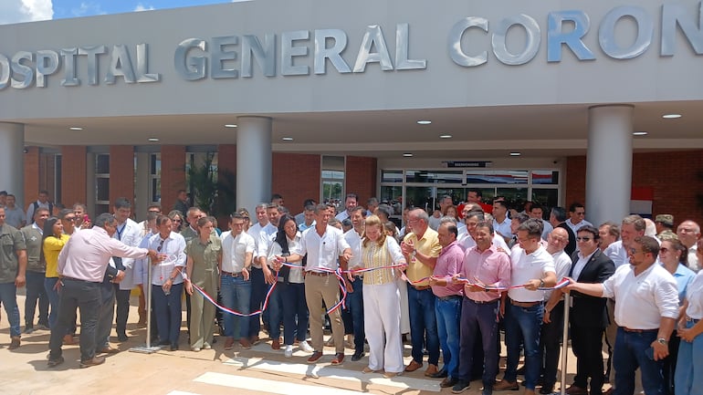 El presidente de la República Santiago Peña, la ministra de Salud, Teresa Barán, y otras personas desatan la cinta tricolor durante la inauguración del nuevo Hospital General de Coronel Oviedo. El acto reunió a un "ejército" de colorados cartistas. 