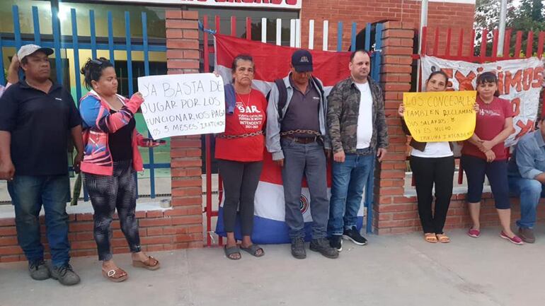 Dos funcionarios y el propio presidente de la Junta Municipal se encadenaron frente al local de la Municipalidad en reclamo del pago de salarios y dietas.