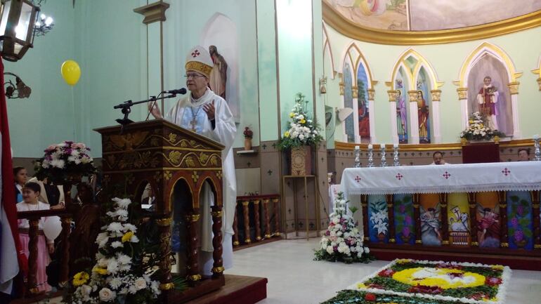 Mons. Joaquín Robledo compartió su homilía en un lenguaje sencillo para que los niños y niñas pudieran entender su mensaje.