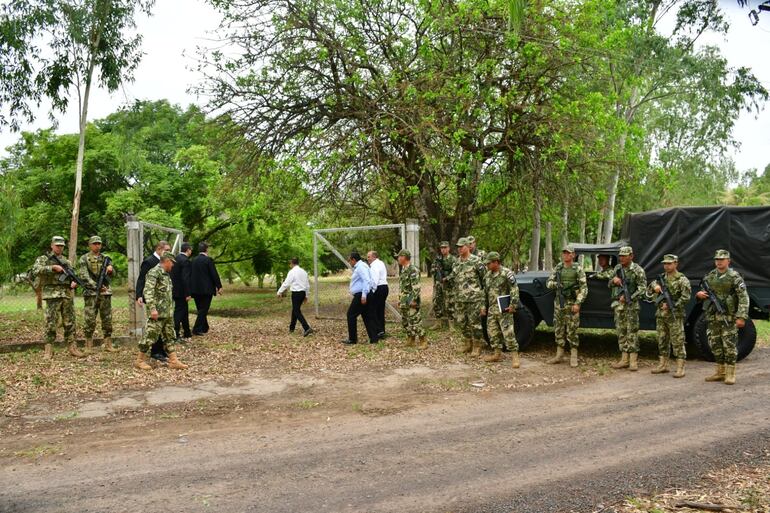 Uniformados militares ya se encuentran en Jardines de Remansito custodiando las dos propiedades que fueron entregadas hoy por parte de los "ocupantes VIP".