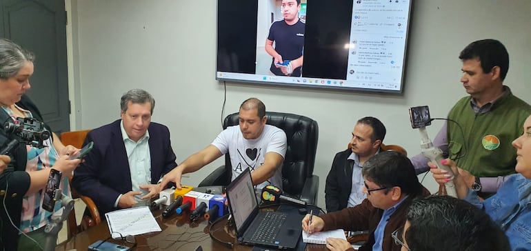 El intendente esteño, Miguel Prieto, con su abogado Guillermo Ferreiro durante la conferencia de prensa.