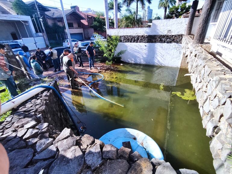 Funcionarios de la Municipalidad de Asunción una propiedad abandonada con agua estancada. 