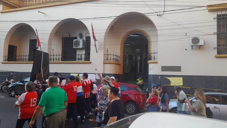 Jubilados y aportantes de la Caja Municipal piden su intervención.