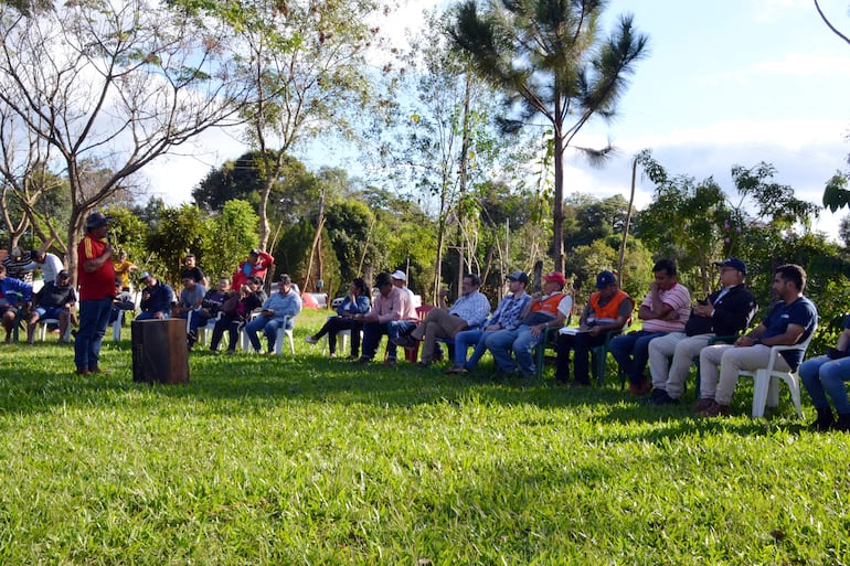 Pobladores reclamaron el poco avance de la obra de asfaltado entre Lim y Tatú Kua, durante una reunión con los contratistas.