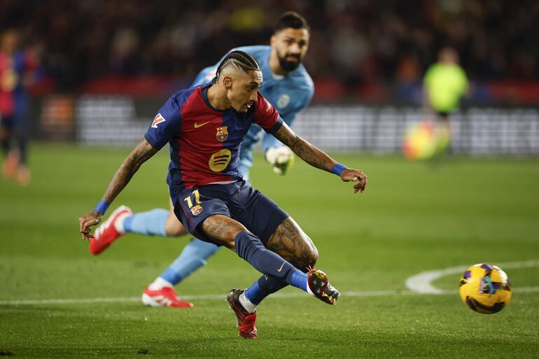 BARCELONA, 26/01/2025.- El delantero del FC Barcelona Raphinha durante el partido de la jornada 21 de LaLiga entre el FC Barcelona y el Valencia CF, este domingo en el Estadi Olímpic Lluís Companys. EFE/Alberto Estévez
