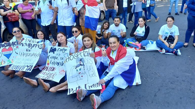 Enfermeras movilizadas no fueron recibidas por la ministra de Salud a pesar de una gran movilización.