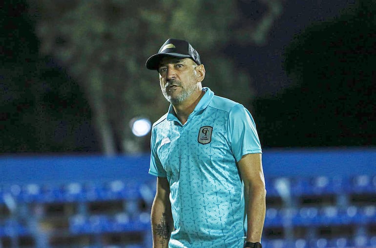 El brasileño Vinicius Eutrópio, entrenador de Tacuary, en un partido dl fútbol paraguayo en el estadio Luis Alfonso Giagni, en Villa Elisa.