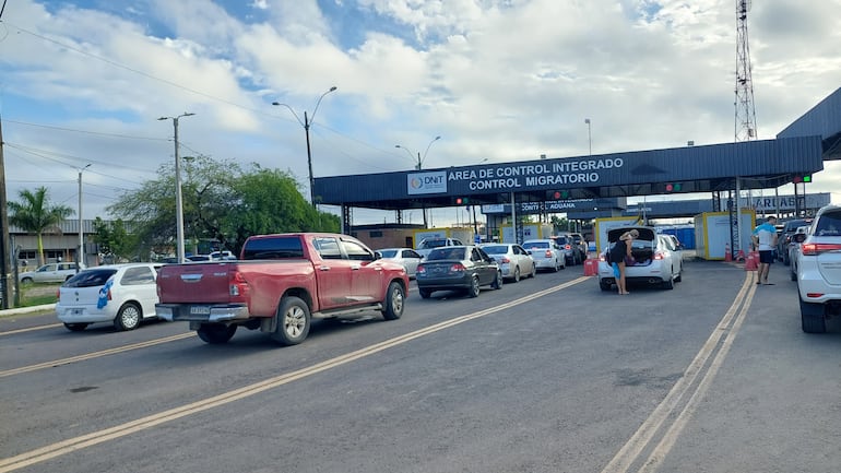 Puerto Falcón: ingreso de hinchas de Racing, Argentina.