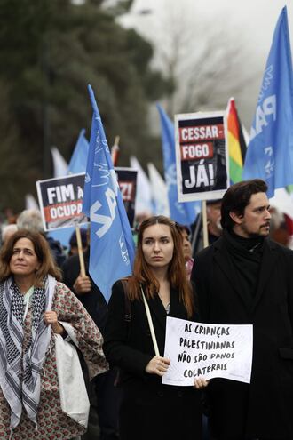 Lisbon (Portugal), 14/01/2024.- A woman holds a poster reading 'Palestinian children are not collateral data' during a demonstration 'for peace in the Middle East, for an end to war and massacre, for an independent Palestine', Lisbon, Portugal, 14 January 2024. The demonstration is promoted by the Portuguese Council for Peace and Cooperation, the General Confederation of Portuguese Workers - National Trade Union (CGTP-IN), and the Movement for the Rights of the Palestinian People and for Peace in the Middle East. 14 January 2024 marks the one-hundredth day since Hamas' attack on Israel. More than 23,600 Palestinians and at least 1,300 Israelis have been killed, according to the Palestinian Health Ministry and the Israel Defense Forces (IDF), since Hamas militants launched an attack against Israel from the Gaza Strip on 07 October, and the Israeli operations in Gaza and the West Bank which followed it. (Protestas, Lisboa) EFE/EPA/TIAGO PETINGA
