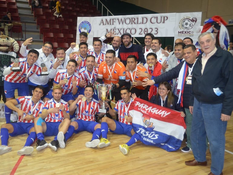 Los jugadores de la selección paraguaya celebran la conquista de la Copa del Mundo de Fútbol de Salón 2023 en el Gimnasio Municipal, en Tecate, México.