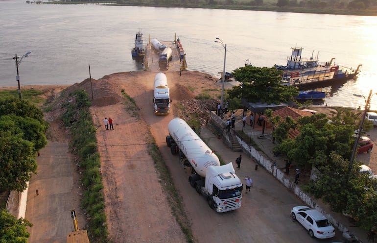 Llegada de camiones transportadoras de gas a Itá Enramada.