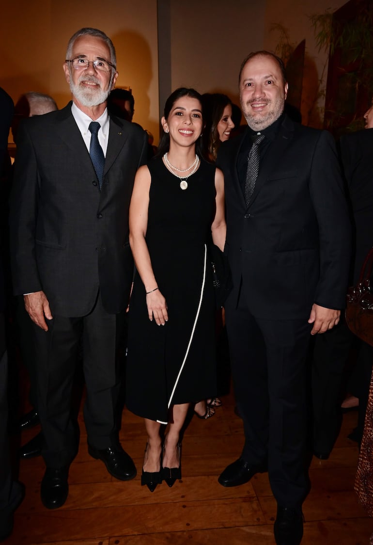 José Antonio Marcondes de Carvallo embajador de Brasil junto a Marina Ikeda y Norton Neves. 