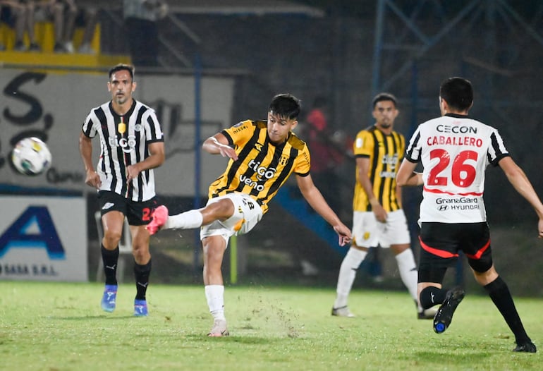 Richard Prieto pone el balón en el área de Libertad ante la mirada de Caballero