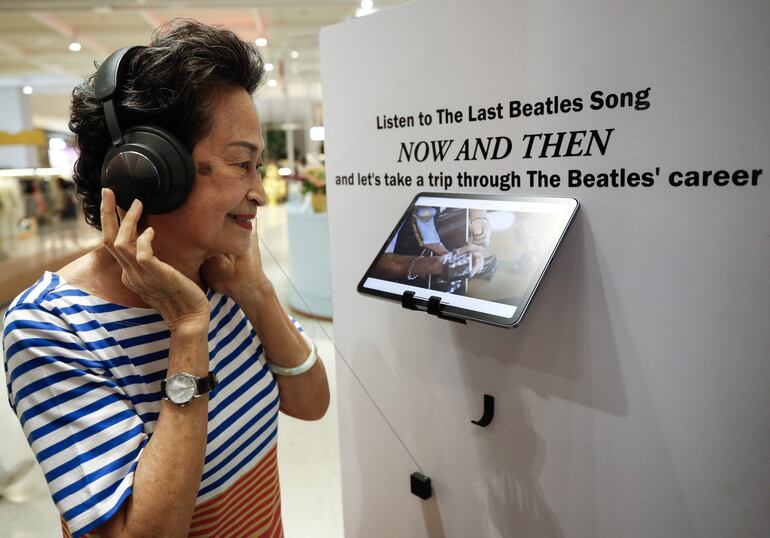 Una seguidora de los Beatles escuchando la última canción lanzada de la banda.  El número de usuarios registrados en los grandes modelos de inteligencia artificial (IA) generativa en China ha superado los 600 millones, según datos revelados este domingo por el Ministerio de Industria y Tecnologías de la Información.