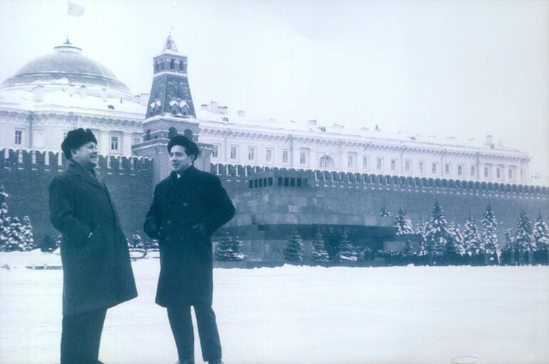 José Asunción Flores y Elvio Romero en la Plaza Roja de Moscú, 1969.