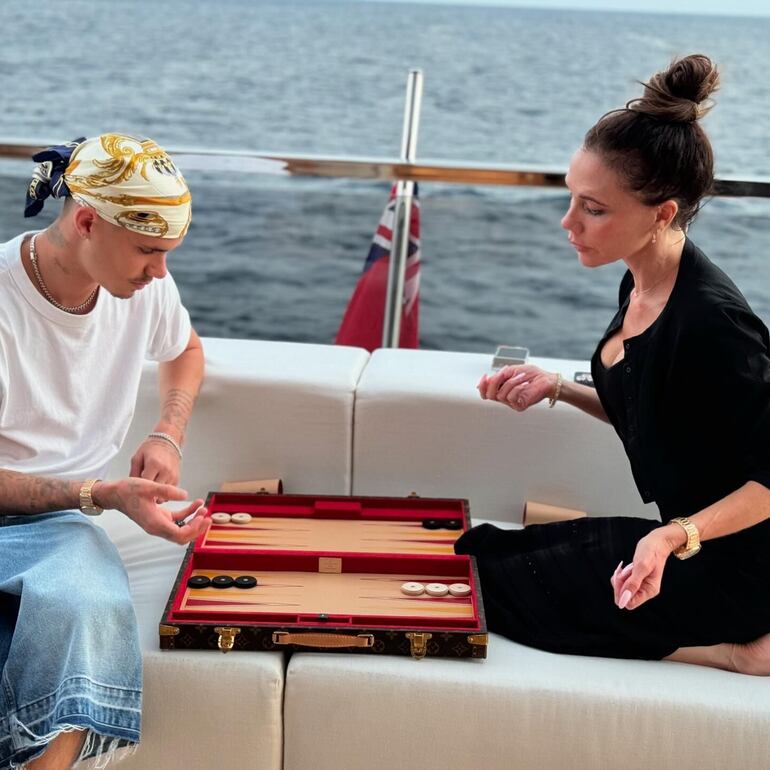 Victoria Beckham jugando backgammon con su hijo Cruz. (Instagram/David Beckham)