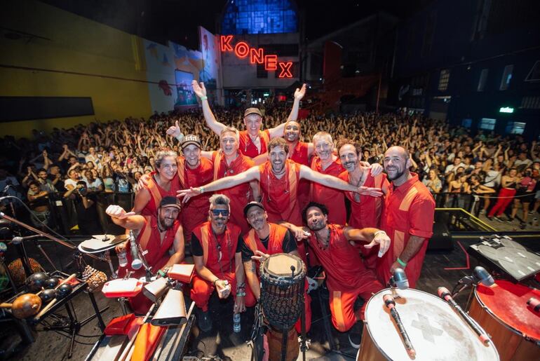 El conjunto argentino La Bomba de Tiempo se presentará hoy en Asunción y mañana en la ciudad de San Bernardino, invitando a bailar y a disfrutar con su variedad de ritmos.