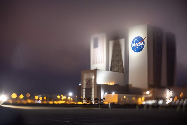 Vista del Edificio de Ensamblaje de Vehículos de la NASA horas antes del lanzamiento de la Misión 1 de Blue Ghost en un cohete SpaceX Falcon 9 desde el Centro Espacial Kennedy en Cabo Cañaveral, Florida, EE. UU.
