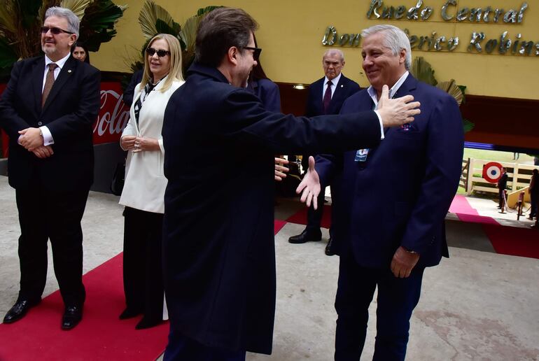 El ministro Luis Castiglioni saluda a los organizadores de la Expo durante su llegada a la inauguración. 