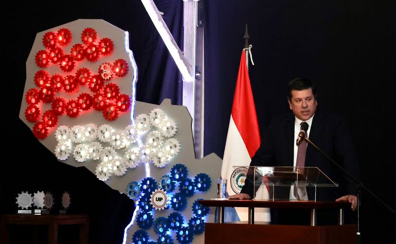 El ministro Javier Giménez brindó un  discurso en el evento de homenaje a la industria, organizado por la UIP.