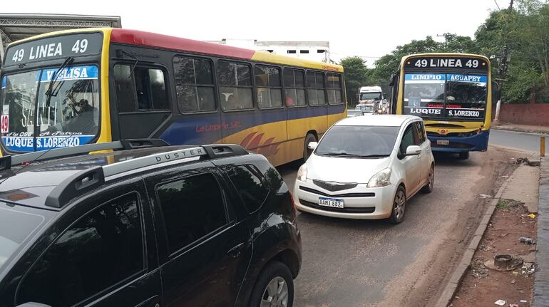 Unidades del transporte público involucrados en la riña.