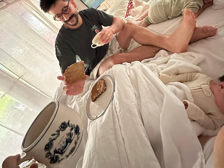 Camilo y Evaluna desayunando en la cama junto a las dos pequeñitas dormidas. (Instagram/Evaluna Montaner)