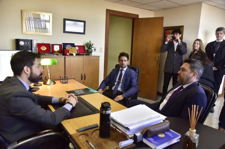  El abogado Óscar Tuma (der.), defensor de Alexandre Rodrigues Gomes, ante el juez penal de garantías Osmar Legal., minutos antes del inicio de la audiencia.