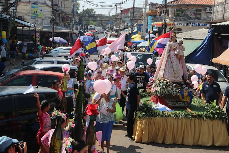 Procesión de la Virgen del Rosario por las calles céntricas de la ciudad de Luque.