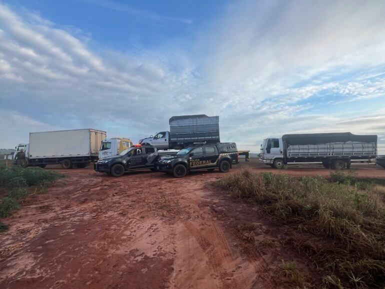 Camiones que ingresaron cigarrillos fabricados en Paraguay de contrabando al Brasil.