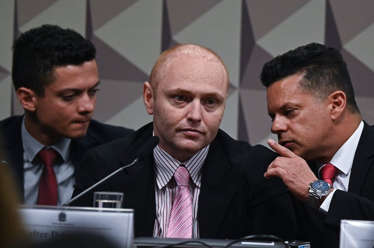 El experto en informática Walter Delgatti (c) declara hoy ante la Comisión Parlamentaria Mixta de Investigación (CPMI) sobre los actos antidemocráticos del 8 de enero contra el Senado Federal, en Brasilia (Brasil). Un hacker que trabajó para una diputada de ultraderecha confesó que el expresidente brasileño Jair Bolsonaro (2019-2022) le sugirió invadir las redes de la Justicia electoral a fin de demostrar la supuesta fragilidad del sistema de votación de cara a los comicios del año pasado. Delgatti dijo que el exmandatario ultraderechista incluso le prometió "un indulto" en caso de que fuese descubierto.